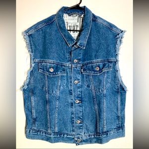 Levi’s vintage men’s sleeveless Trucker jean jacket
